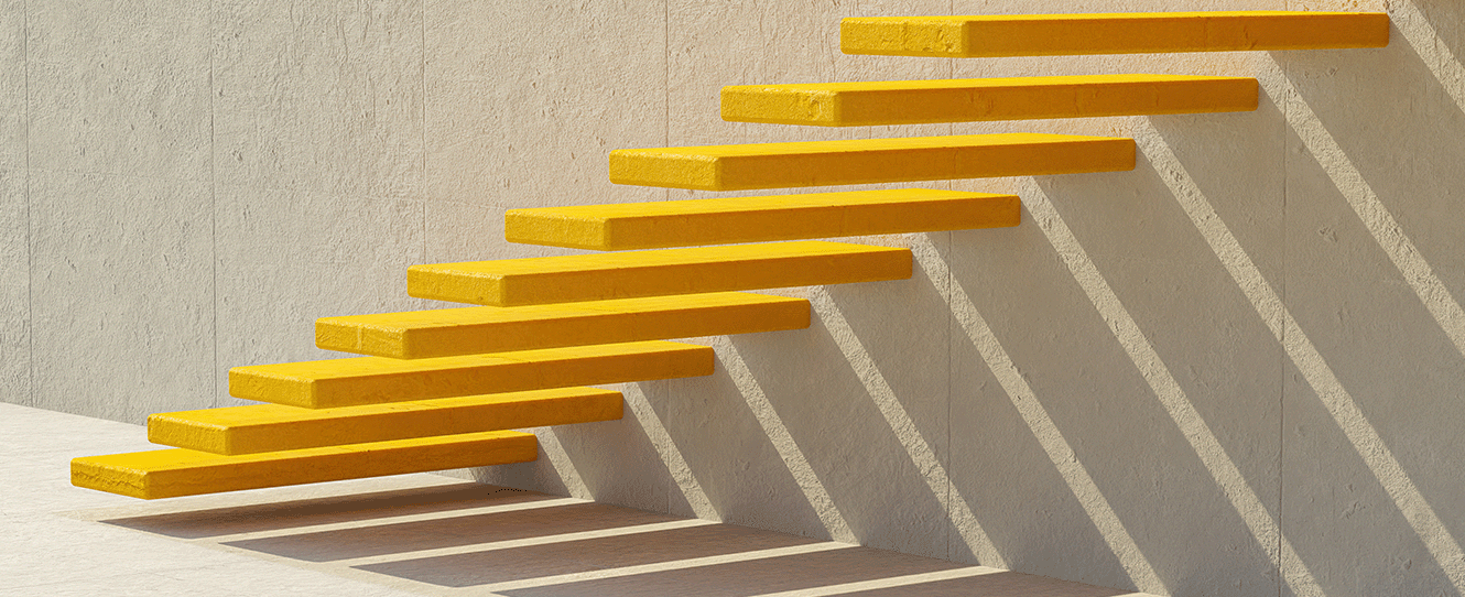 escaleras amarillas con sombra en la pared