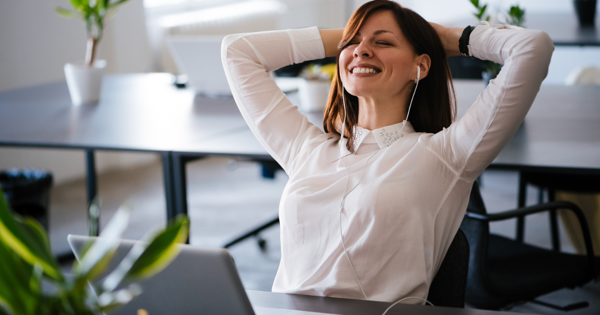 donna sorridente mentre si rilassa in ufficio