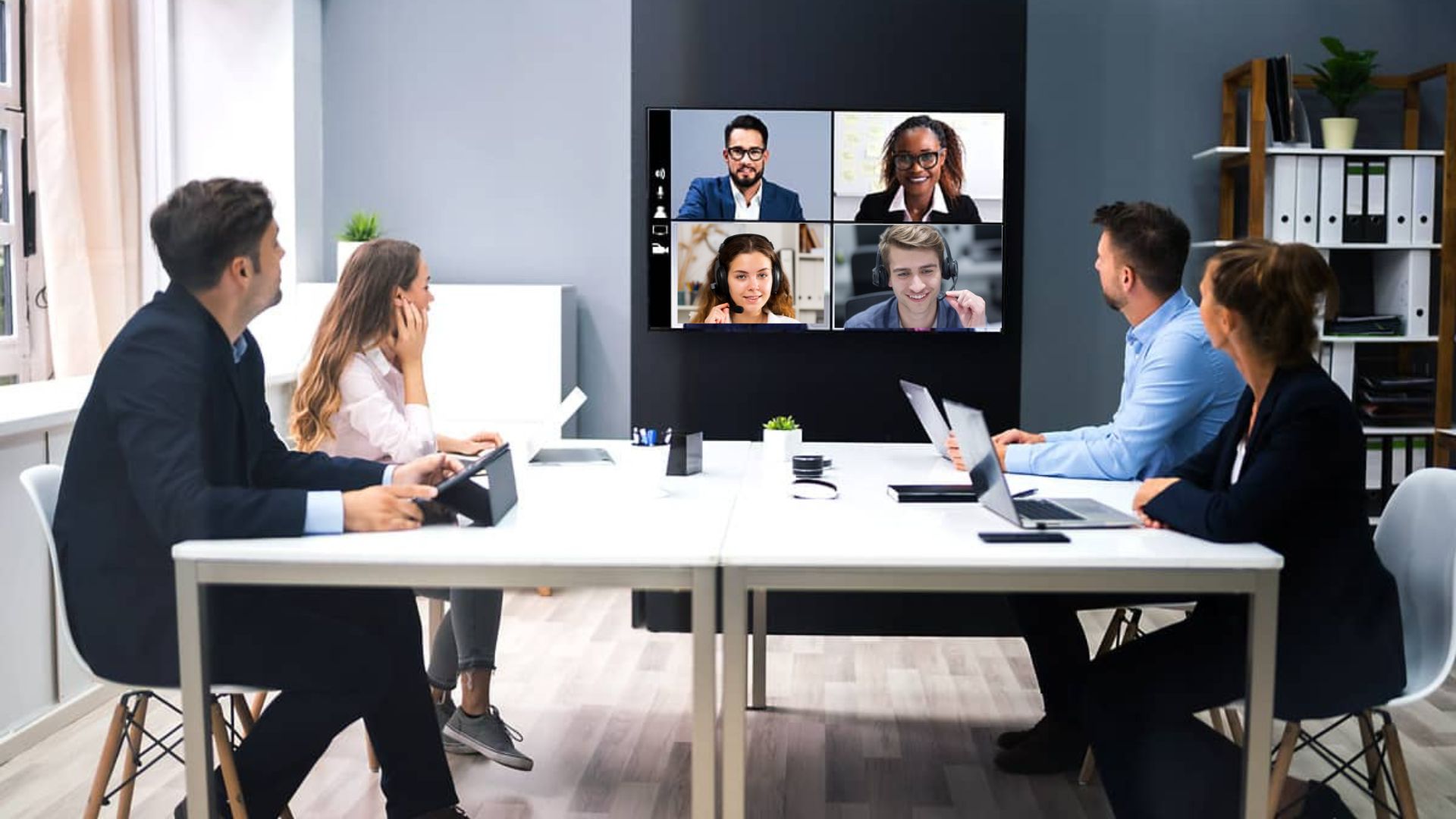 Reunión en la oficina con entrevistadores en videollamada