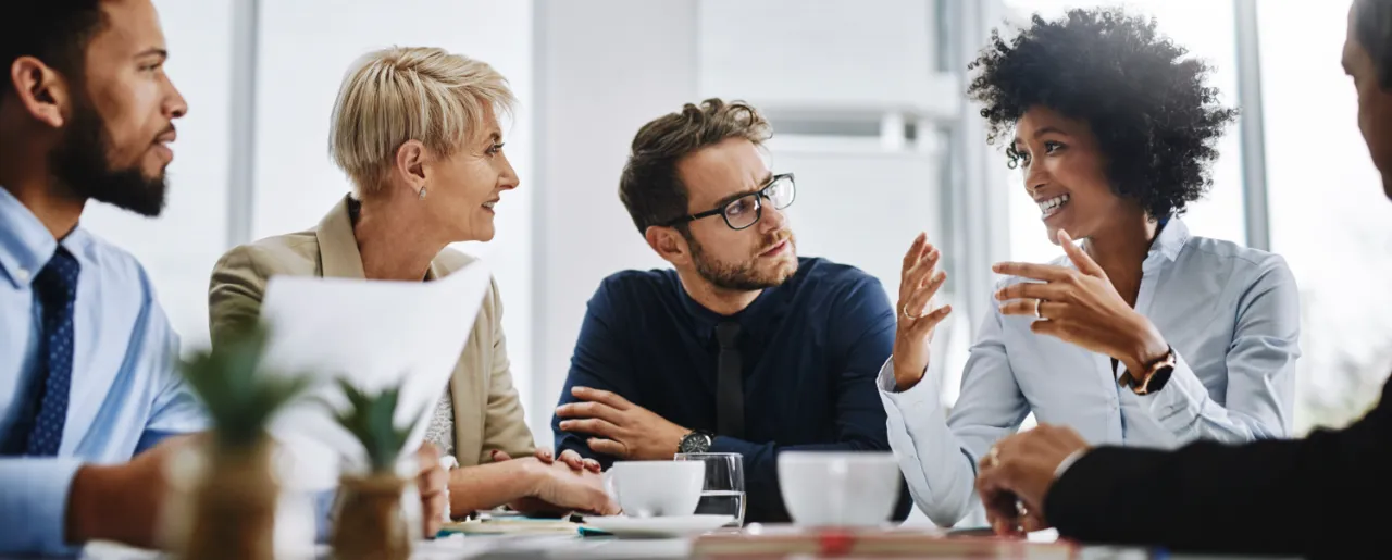 Persone in un ambiente lavorativo che discutono