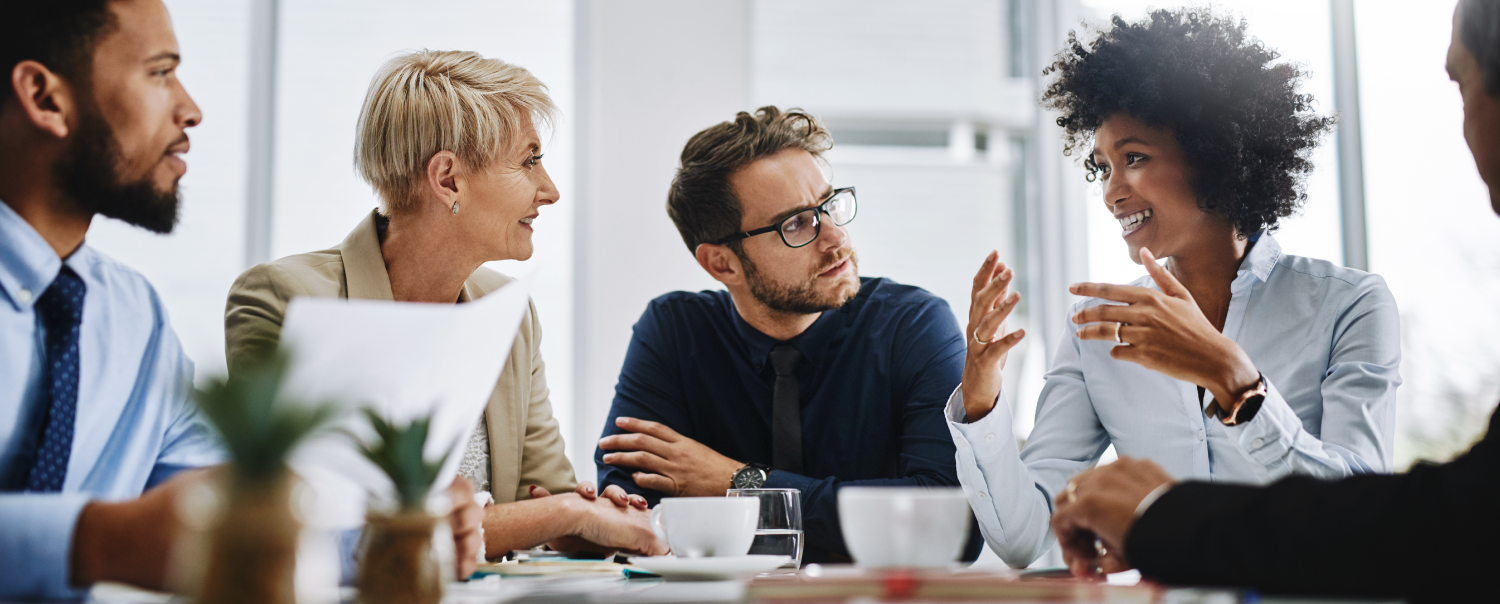 Persone in un ambiente lavorativo che discutono